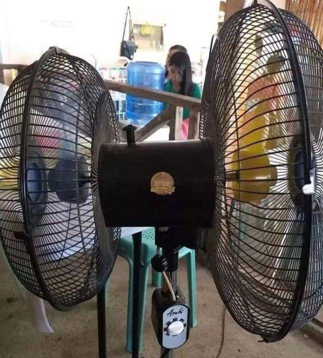 cara absurd gunakan kipas angin (instagram.com/memecomicindonesia)