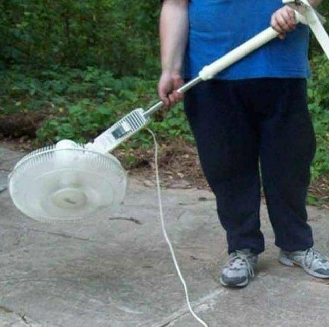 cara absurd gunakan kipas angin (instagram.com/memecomicindonesia)