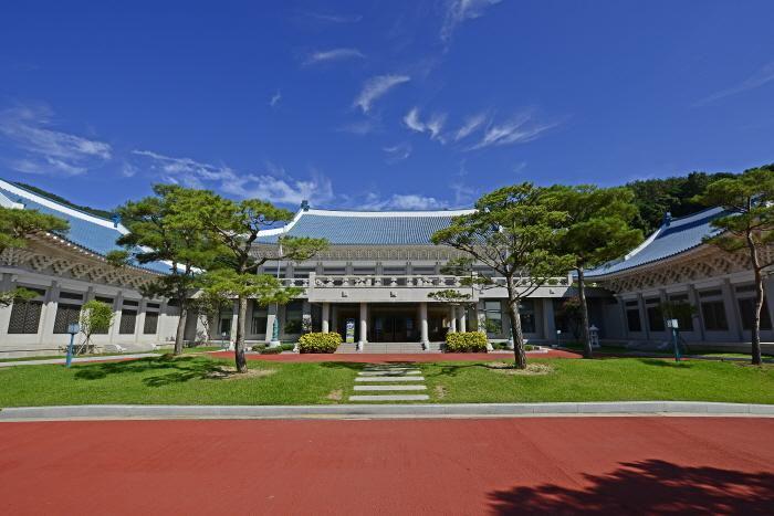 potret Set The Blue House yang ada di Hapcheon Image Theme Park (korean.visitkorea.or.kr)