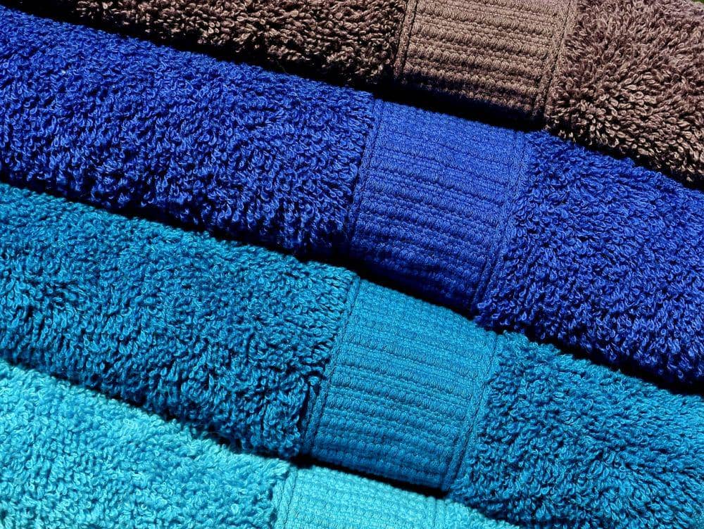 Kenapa Handuk Mandi Punya Garis di Ujungnya? Ini Fungsinya