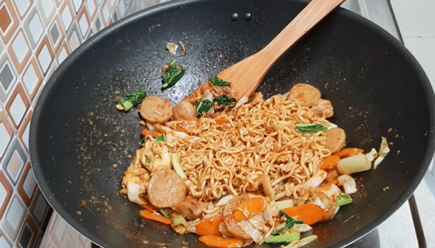 Ilustrasi memasak mi goreng ayam sayur (youtube.com/mamaadeaeva)