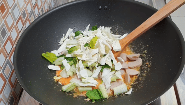 Ilustrasi memasak mi goreng ayam sayur (youtube.com/mamaadeaeva)