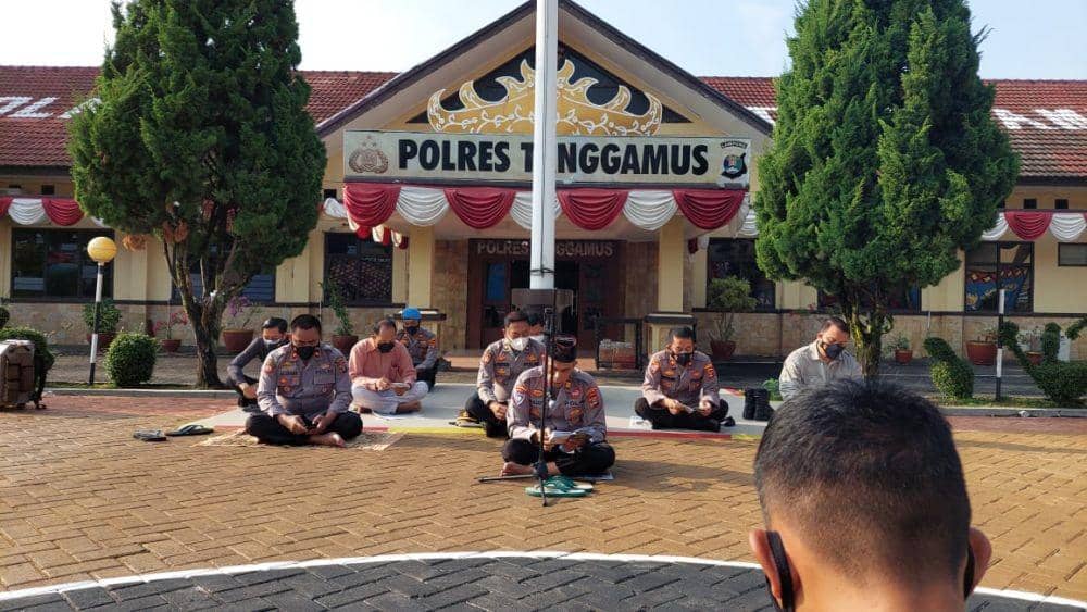 Para personel Polres Tanggamus mengikuti rutinitas pembinaan rohani dan mental (Binrohtal) dengan pembacaaan surah Yasin dan tahlil serta kuliah tujuh menit (Kultum). (IDN Times/Istimewa).