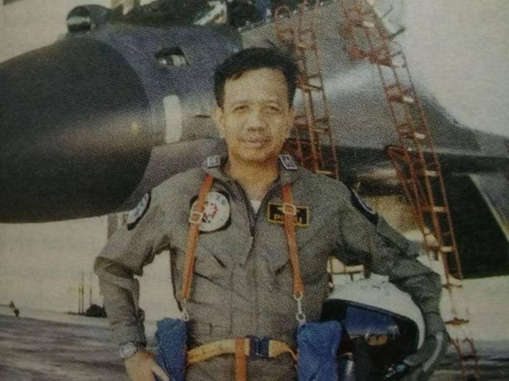 Marsekal TNI IB Putu Dunia saat menjadi Komandan Pangkalan Udara Sultan Hasanudin, ikut terbangkan pesawat SU 30 Sukhoi. (dok.IDNTimes/Marsekal TNI IB Putu Dunia Menembus Langit, 2018)