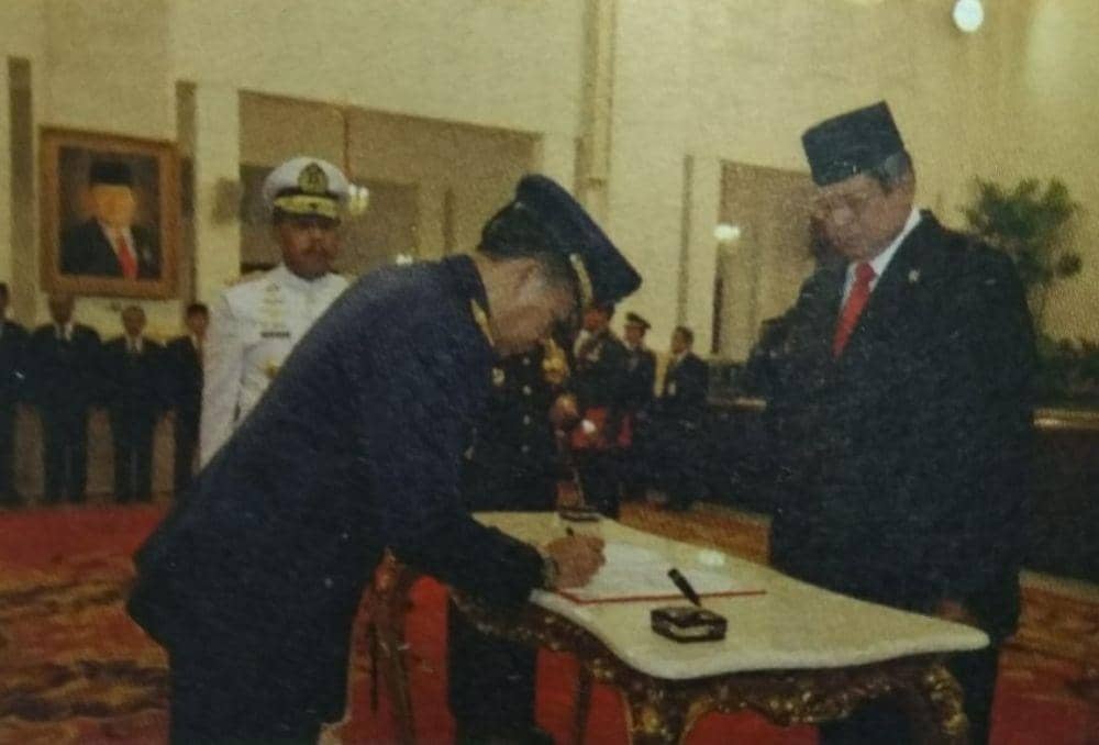 Marsekal TNI IB Putu Dunia saat menandatangani surat pelantikan di hadapan Presiden SBY. (dok.IDNTimes/Marsekal TNI IB Putu Dunia Menembus Langit, 2018)
