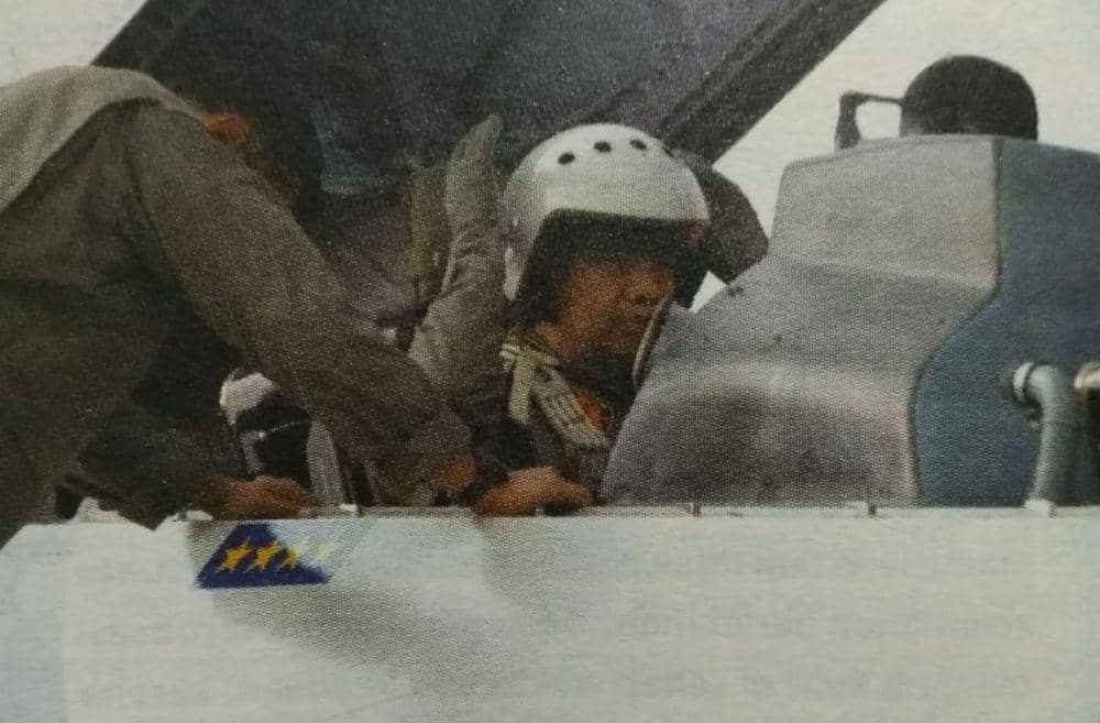 Marsekal TNI IB Putu Dunia saat melakukan persiapan untuk mengikuti penerbangan dengan Sukhoi SU 30. (dok.IDNTimes/Marsekal TNI IB Putu Dunia Menembus Langit, 2018)