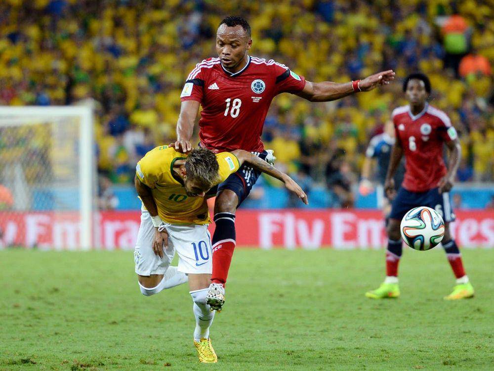 Camilo Zuniga melanggar Neymar (independent.co.uk)