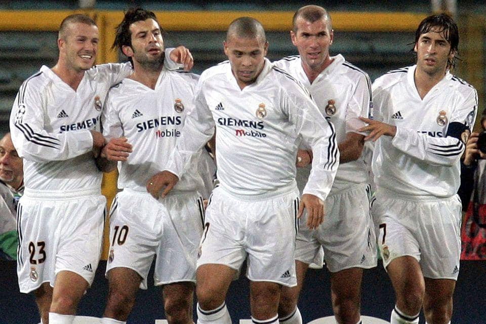 beberapa pemain bintang di skuad Real Madrid 2004/05 (medium.com)