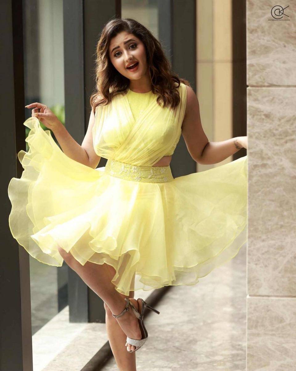 Rashami Desai pakai baju kuning (Amitkhannaphotography via Instagram.com/imrashamidesai/)