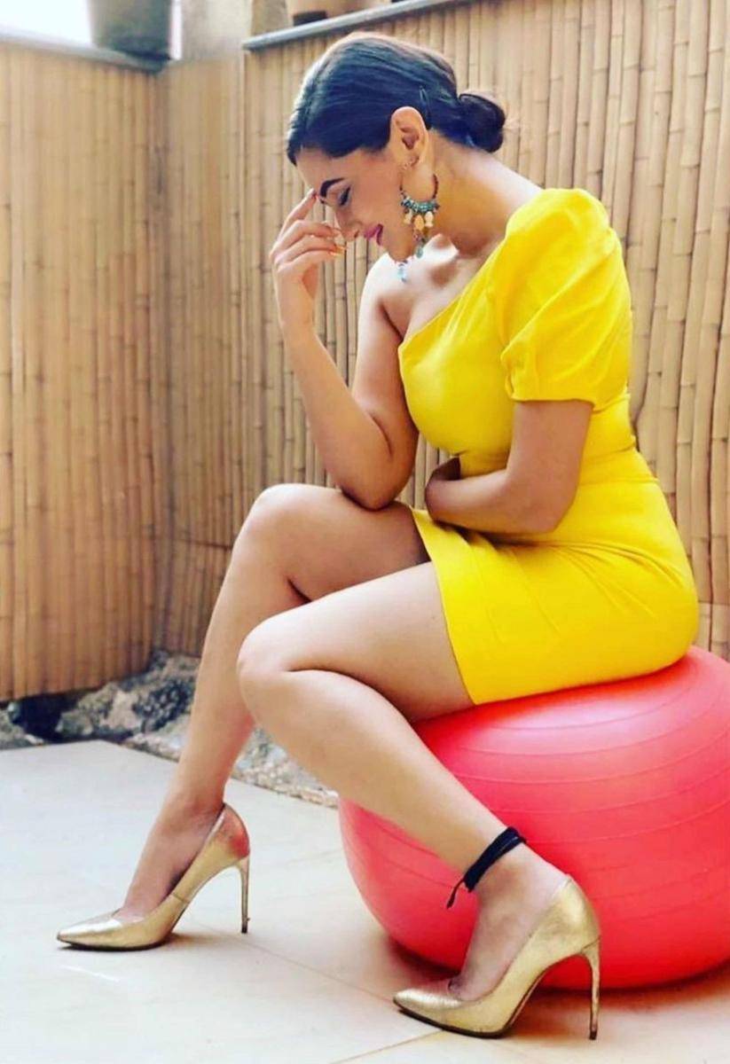 Rashami Desai pakai baju kuning (Instagram.com/imrashamidesai/)