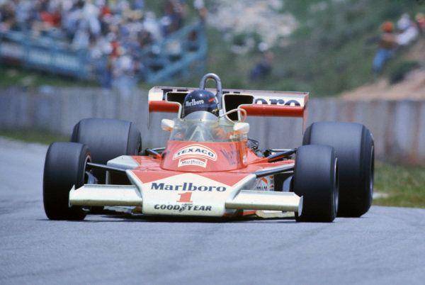 James Hunt saat mengendarai McLaren (motorsportimages.com)