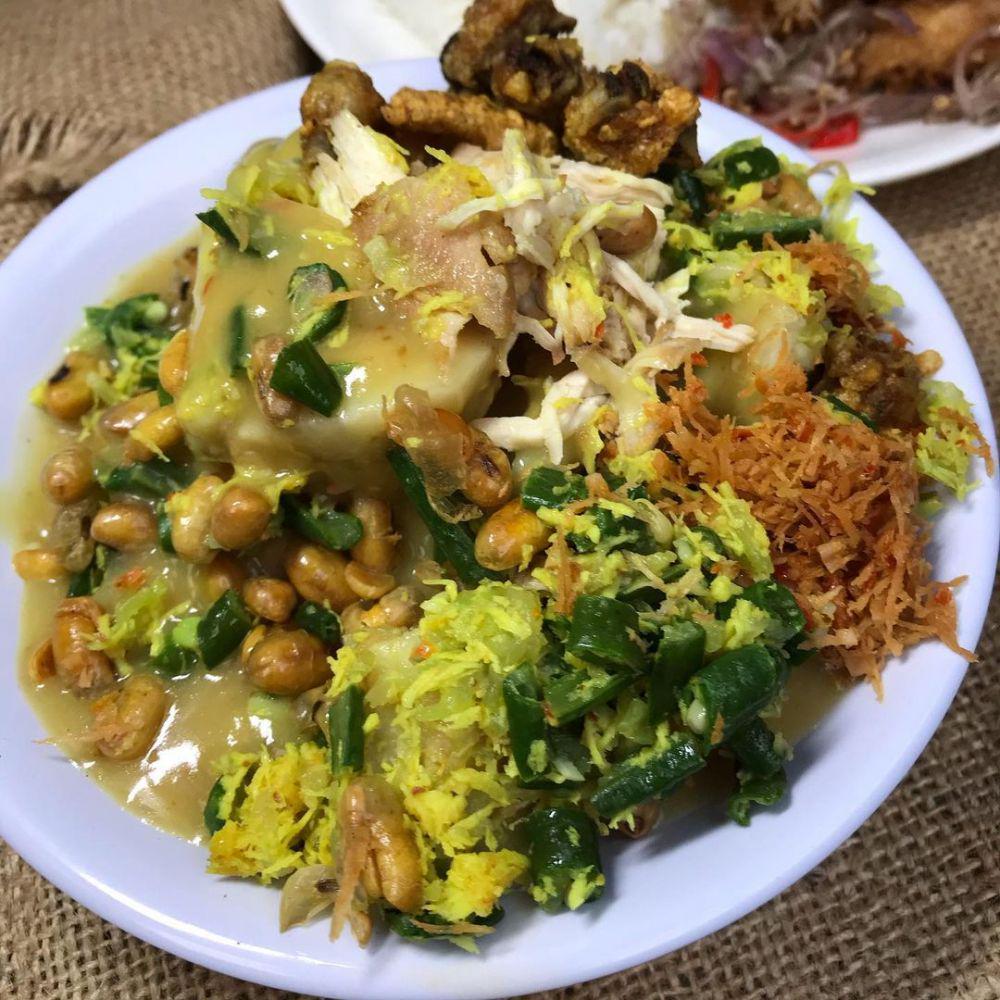 Cara Membuat Tipat Blayag, Kuliner Khas Bali yang Mirip Lontong Pecel