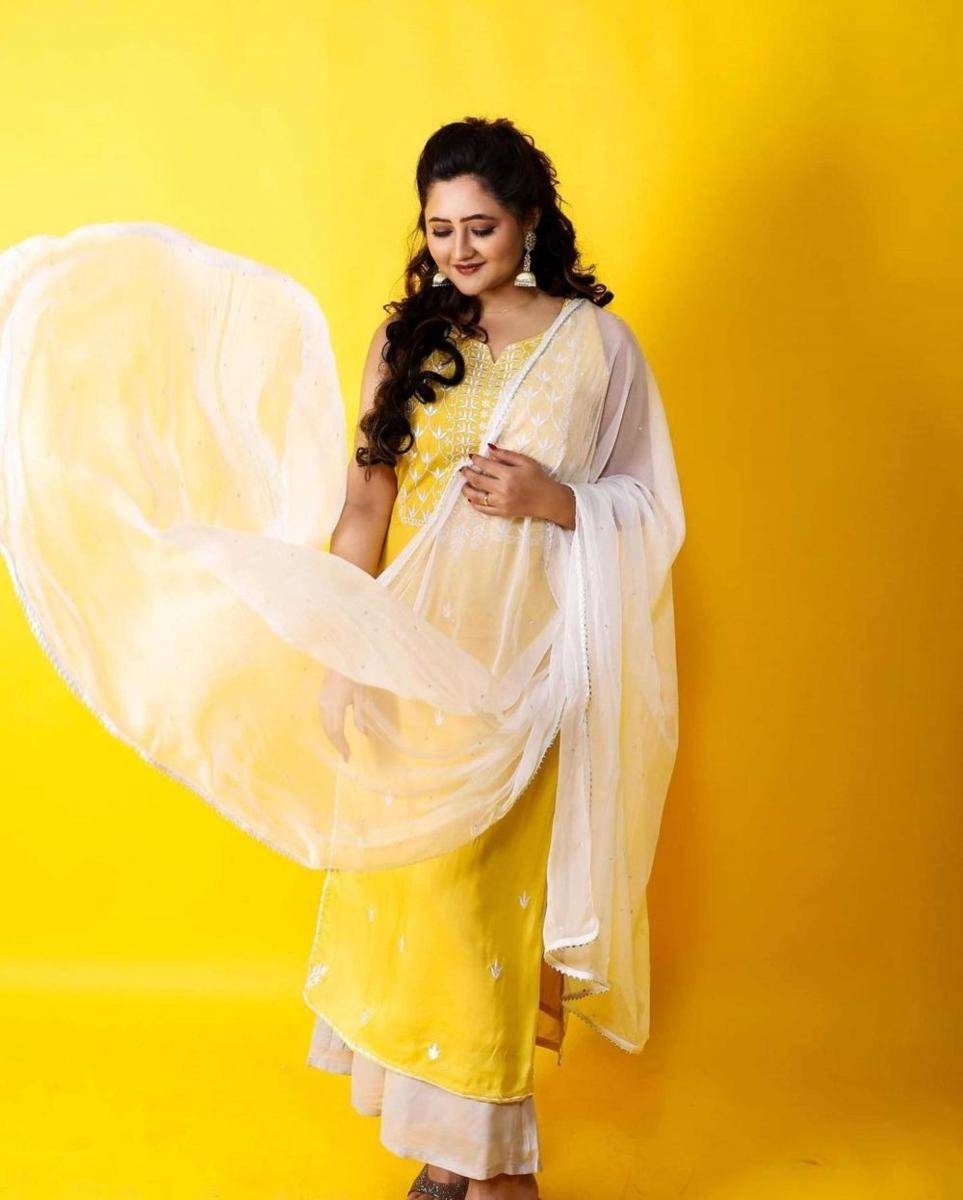 Rashami Desai pakai baju kuning (Instagram.com/imrashamidesai/)