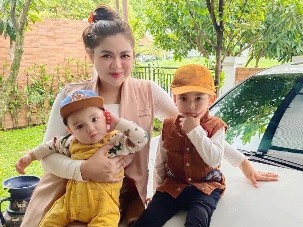 9 Potret Vicky Shu Momong Kedua Buah Hati Tercinta