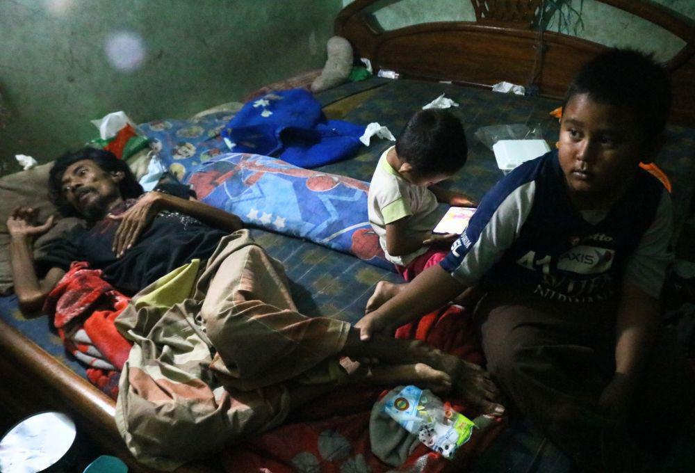 Bocah 11 Tahun di Kota Malang Harus Merawat Adik dan Ayahnya