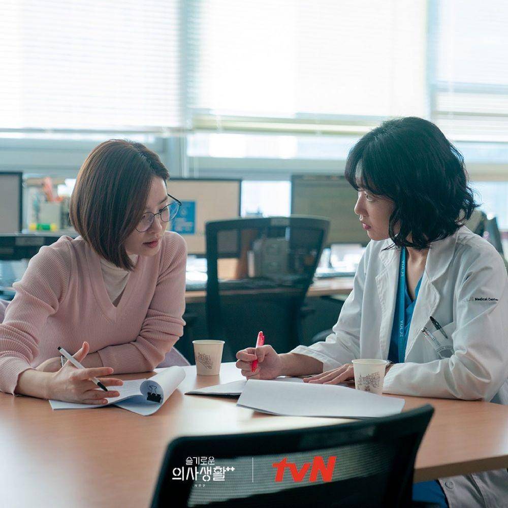 Jeon Mido dan Ha Yoon Kyung dalam Hospital Playlist 2 (dok. tvN)