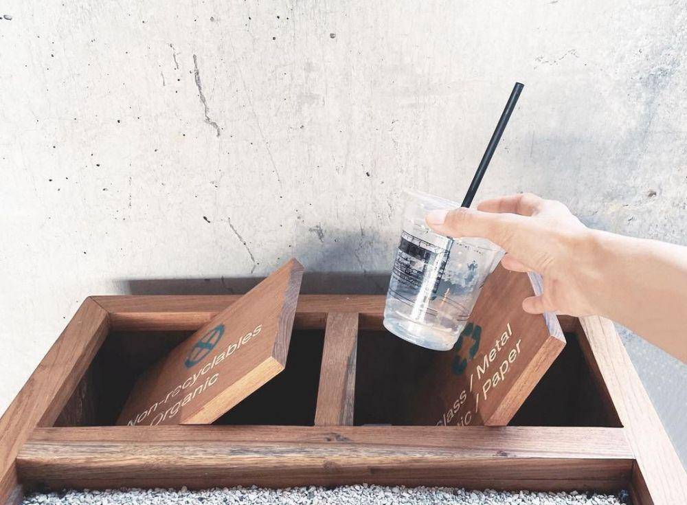 tempat sampah Stuja Coffee (instagram.com/stujacoffee)