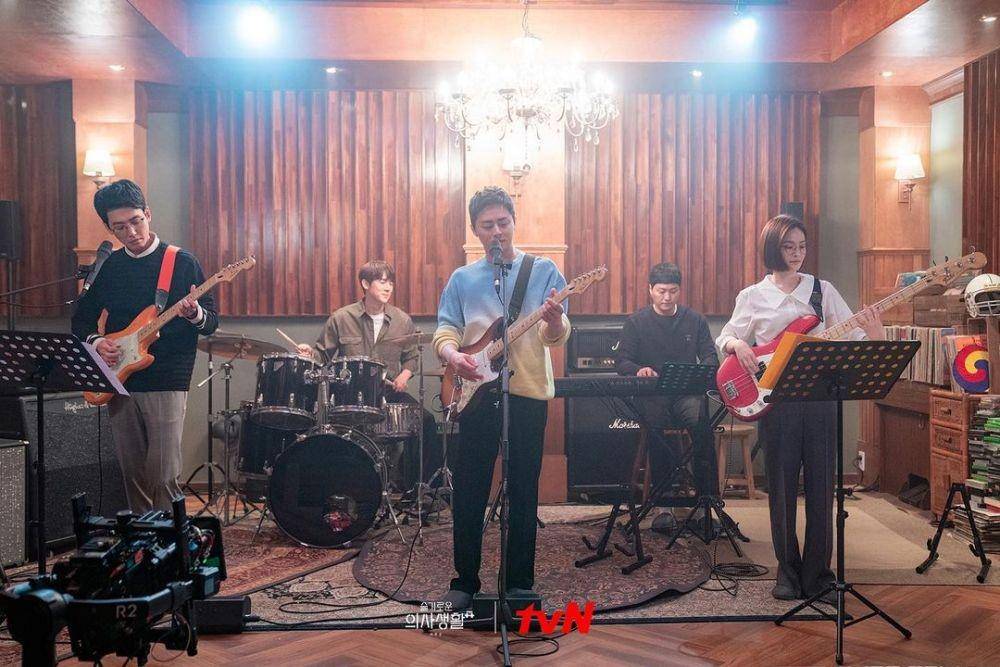 Adegan band dalam Hospital Playlist (dok. tvN)