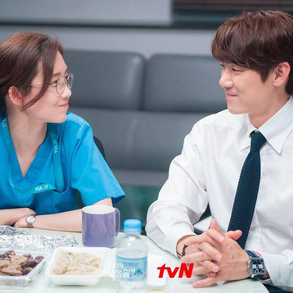 Winter garden couple dalam drama Hospital Playlist (dok. tvN)