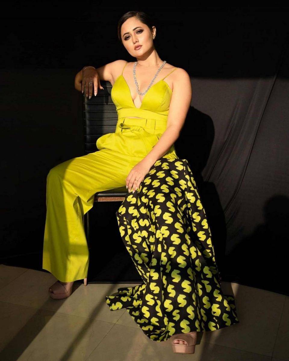 Rashami Desai pakai baju kuning (Aashkapatelphotographyy via Instagram.com/imrashamidesai/)