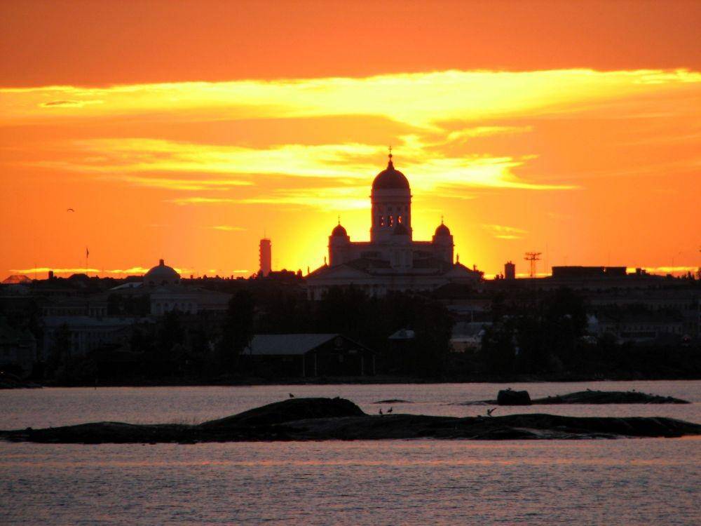 ilustrasi midnight sun di helsinki (afar.com)