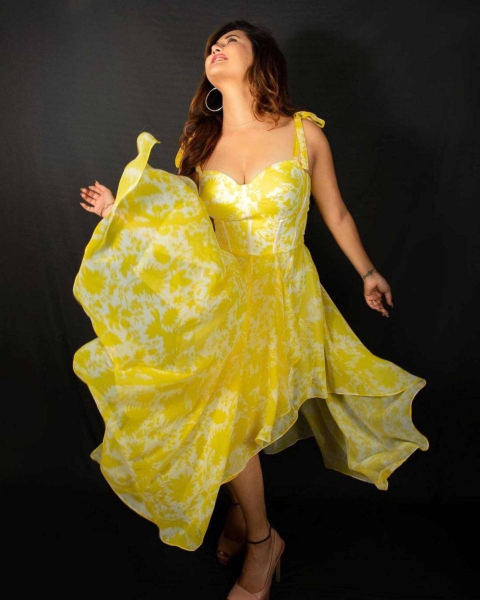 Rashami Desai pakai baju kuning (Instagram.com/imrashamidesai/)