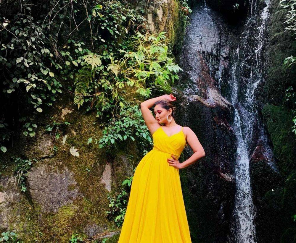 Rashami Desai pakai baju kuning (Instagram.com/imrashamidesai/)