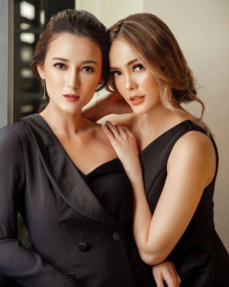 Julie Estelle dan Cathy Sharon (instagram.com/julstelle)