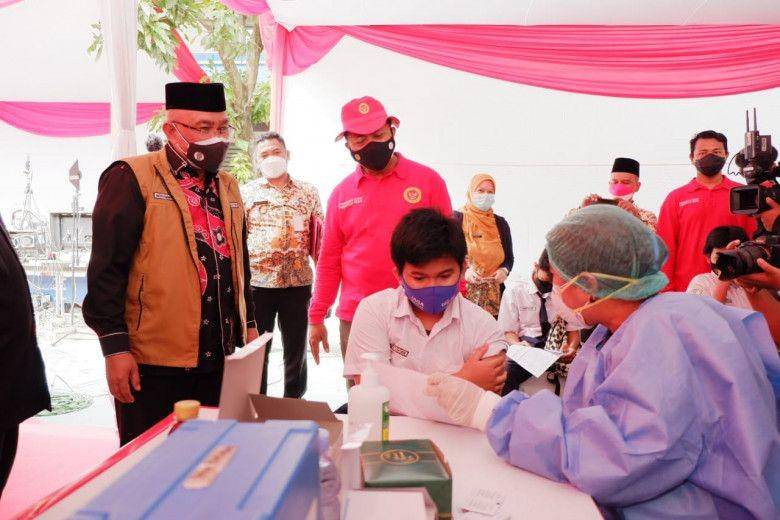 Wali Kota Depok, Mohammad Idris meninjau pelaksanaan vaksinasi di SMP Ngeri 11 Kota Depok. (dok. IDN Times/Istimewa)