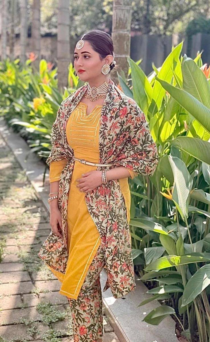 Rashami Desai pakai baju kuning (Instagram.com/imrashamidesai/)