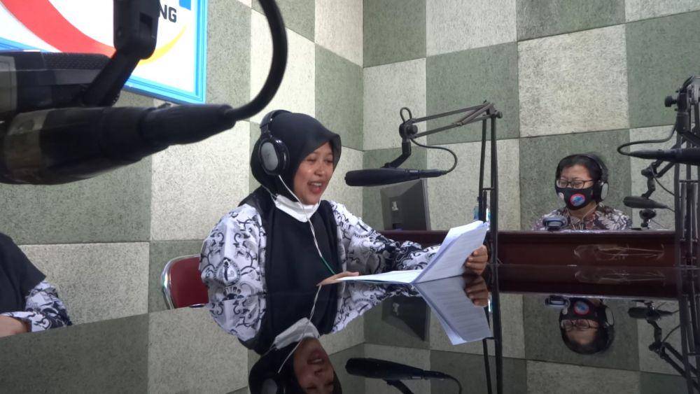 Aktivitas siaran di Radio Guyub Rukun Tulungagung. IDN Times/ Bramanta Pamungkas