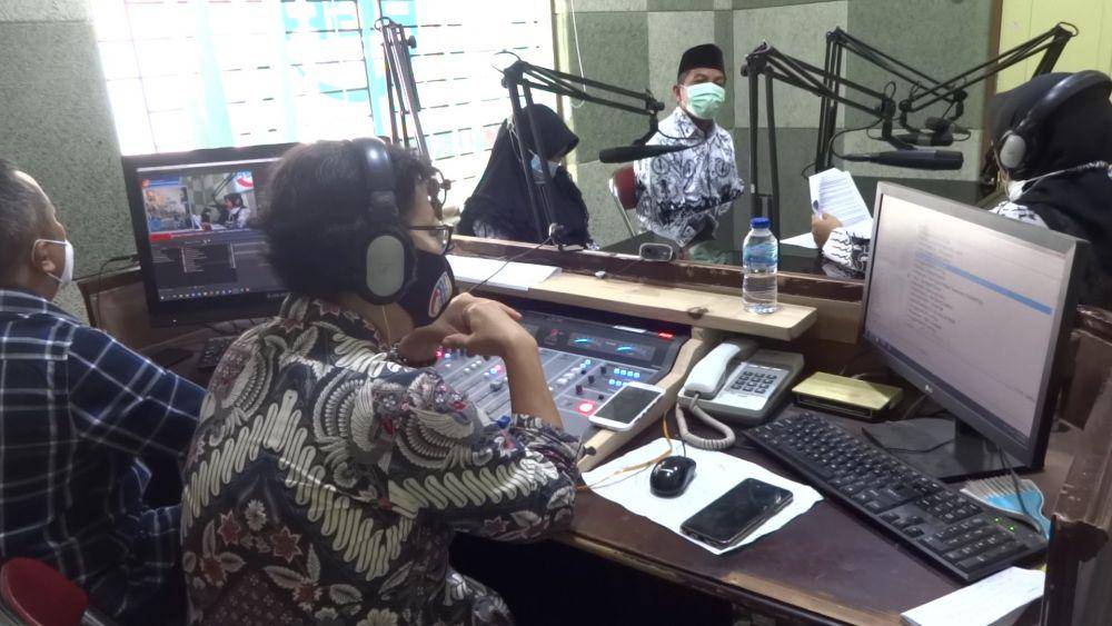 Aktivitas siaran di Radio Guyub Rukun Tulungagung. IDN Times/ Bramanta Pamungkas