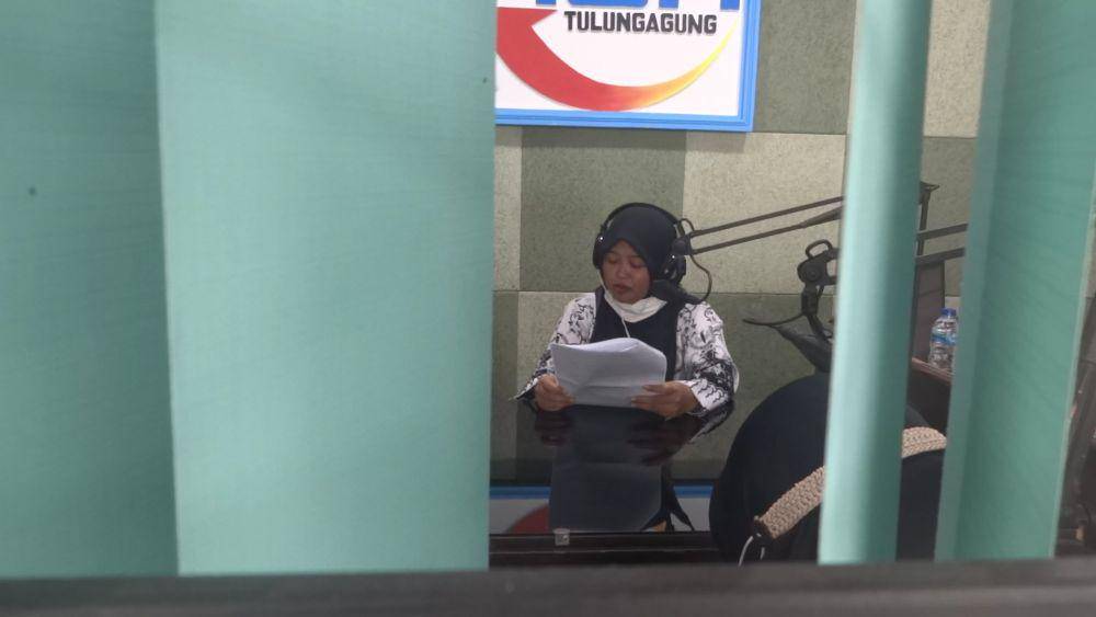 Aktivitas siaran di Radio Guyub Rukun Tulungagung. IDN Times/ Bramanta Pamungkas