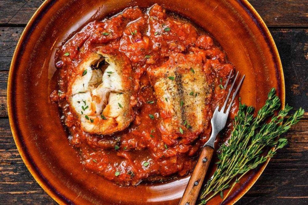 Baked fish with tomato mushroom sauce (recipes.net)