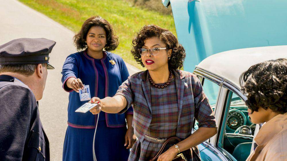 Tiga wanita berkulit hitam dari film The Hidden Figures tengah diperiksa polisi (dok. 20th Century Fox via nytimes.com)