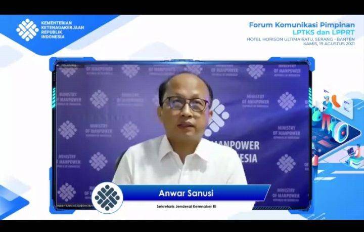 Sekjen Kemnaker, Anwar Sanusi, saat membuka Forum Komunikasi Pimpinan LPTKS dan LPPRT secara virtual, Kamis (19/8/2021). (Dok. Kemnaker)