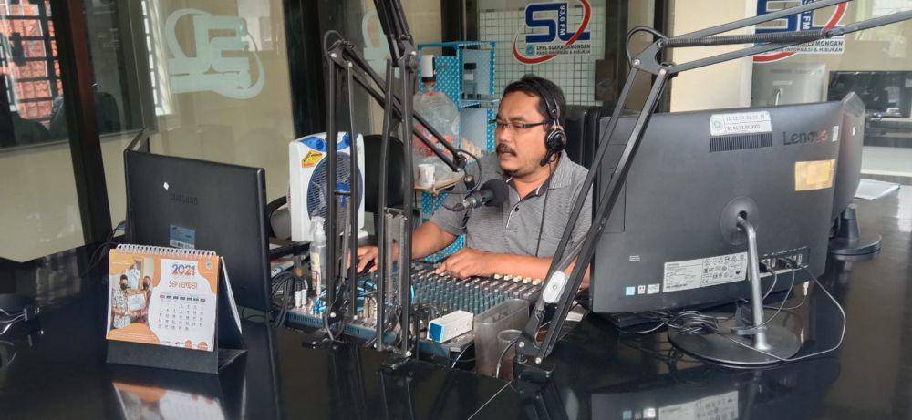 Ruang penyiaran Radio Suara Lamogan. IDN Times/Imron
