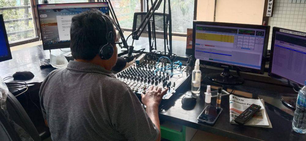 Ruang penyiaran Radio Suara Lamogan. IDN Times/Imron