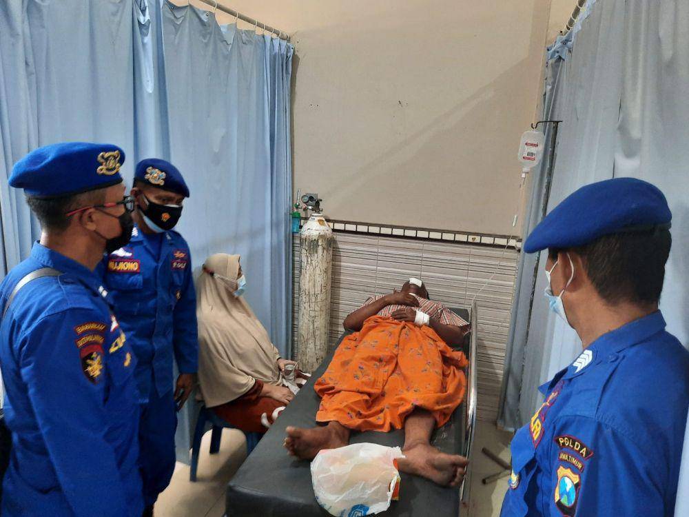 Selamat dari tenggelamnya kapal, nelayan di Lamongan harus dirawat. Dok Istimewa