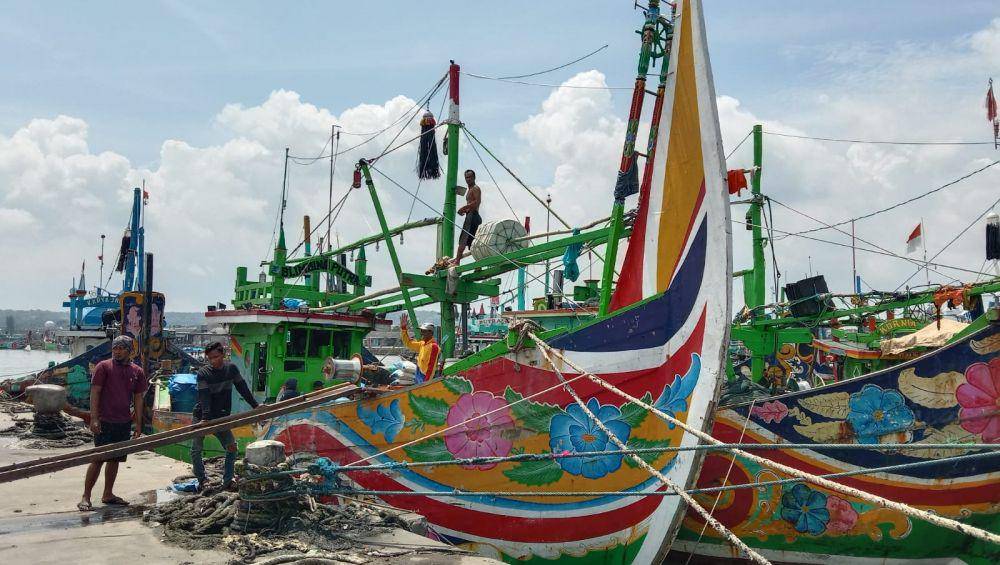 Kapal nelayan saat bersandar di pelabuhan Brondong, Kabupaten Lamongan. IDN Times/Imron