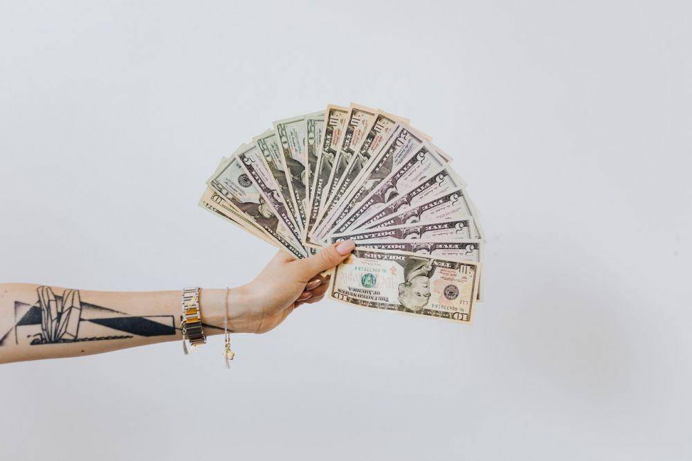 ilustrasi memegang uang (pexels.com/Karolina Grabowska)