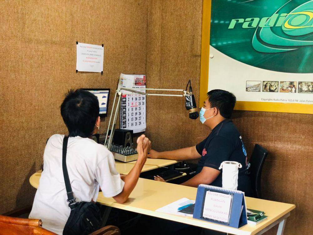 Aktivitas produksi di Radio Patria yang tergabung dalam manajemen Mayangkara Grup. IDN Times/ istimewa