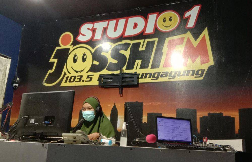 Aktivitas siaran di Radio Josh yang tergabung dalam manajemen Mayangkara Grup. IDN Times/ istimewa