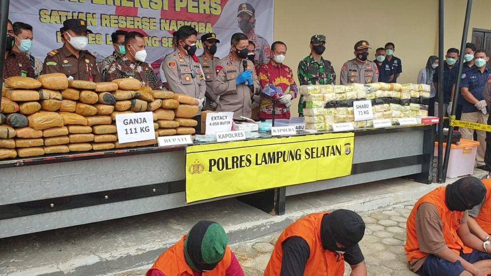 Kapolda Lampung, Irjen Pol Hendro Sugiatno menggelar ekspose pengungkapan penyelundupan narkoba di Mapolres Lampung Selatan, Jumat (20/8/2021). (IDN Times/Istimewa).