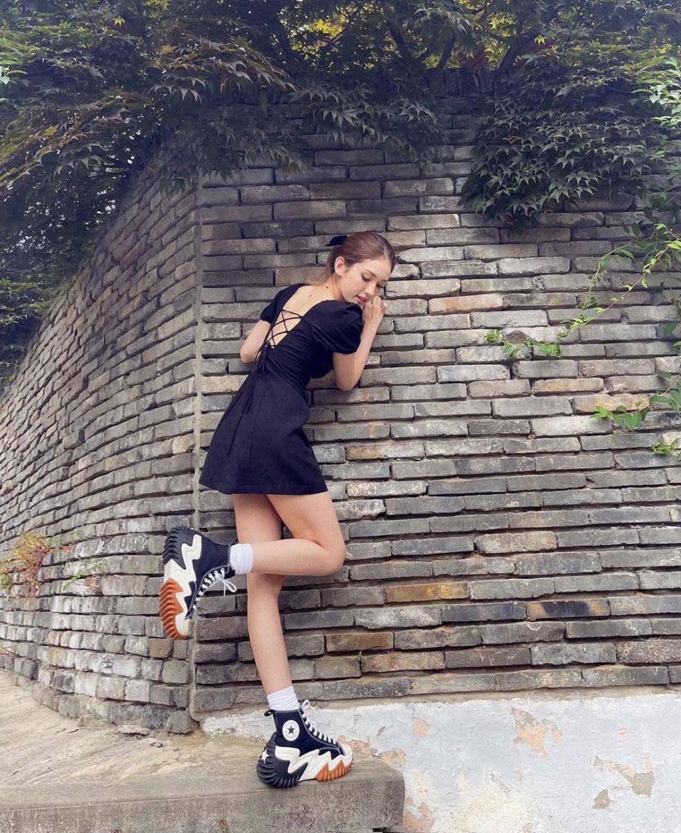 Outfit dress ala Jeon Somi (instagram.com/somsomi0309)