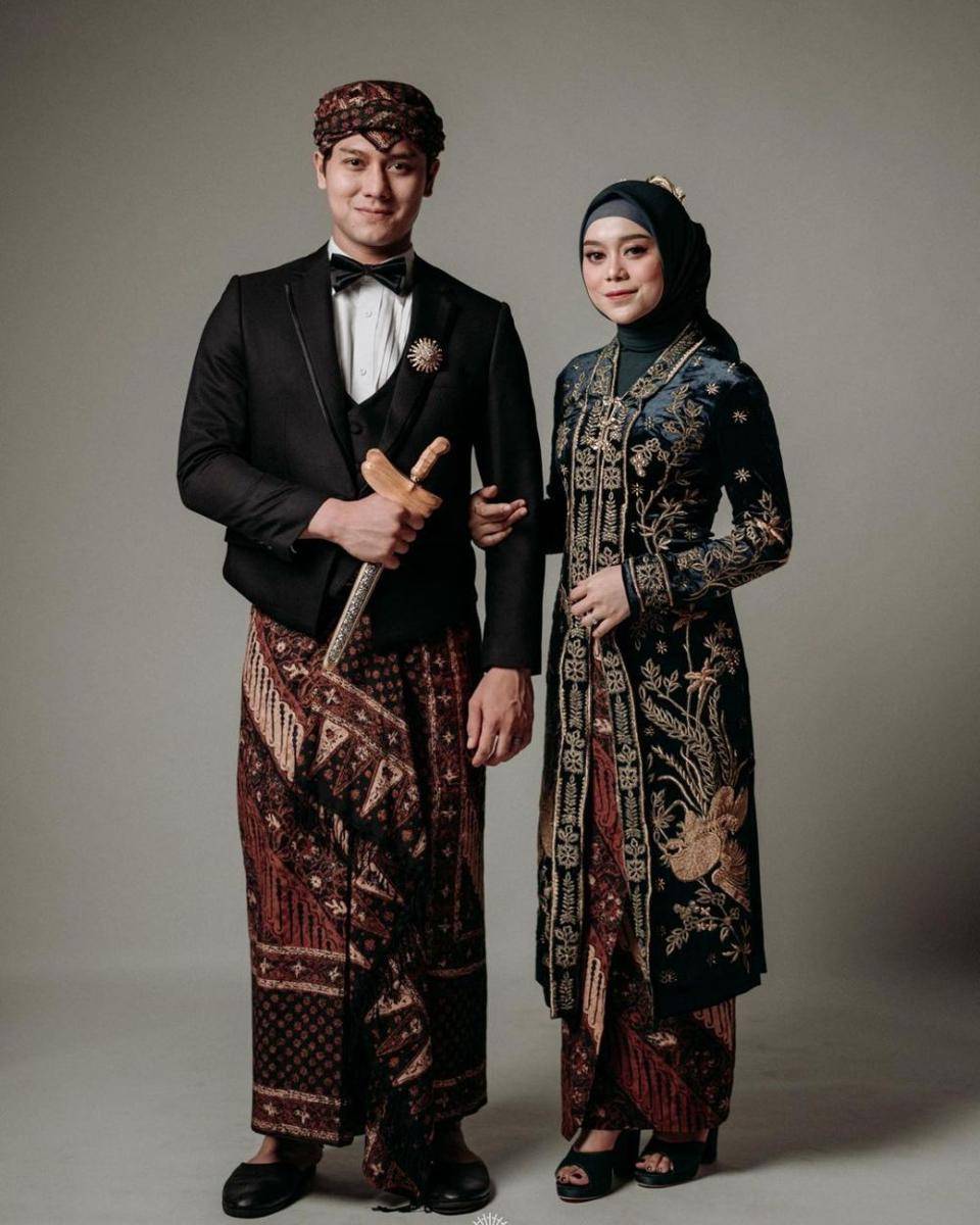 Foto prewedding tema adat Lesti Kejora dan Rizky Billar. (teinmiere via Instagram.com/ayungberinda)
