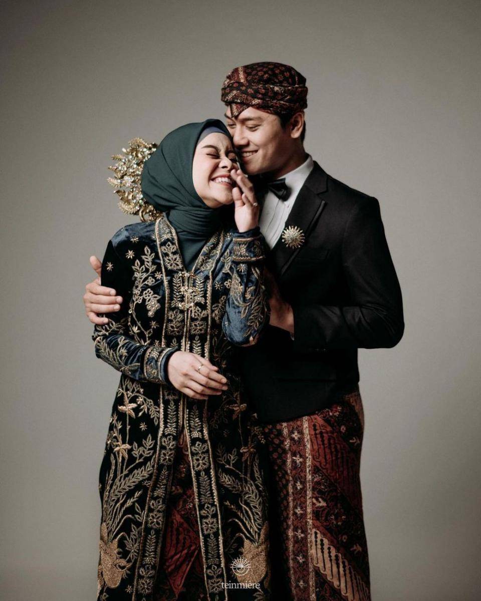 Foto prewedding tema adat Lesti Kejora dan Rizky Billar. (teinmiere via Instagram.com/ayungberinda)