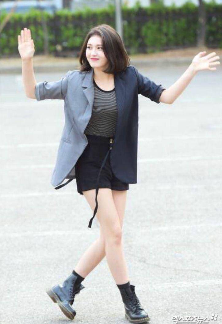 Outfit Jeon Somi (instagram.com/somsomi0309)