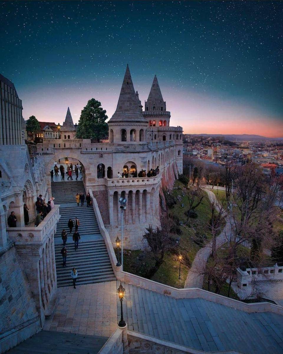Fisherman's Bastion (instagram.com/momentsofgregory) )
