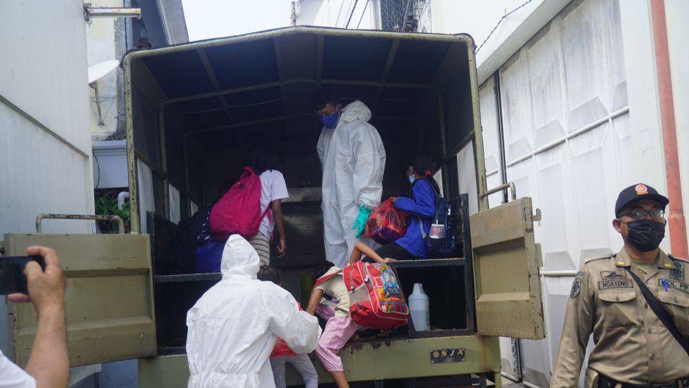 Anak anak di kota Mojokerto saat dievakuasi untuk dilakukan karantina.IDN Times/Moch Fad